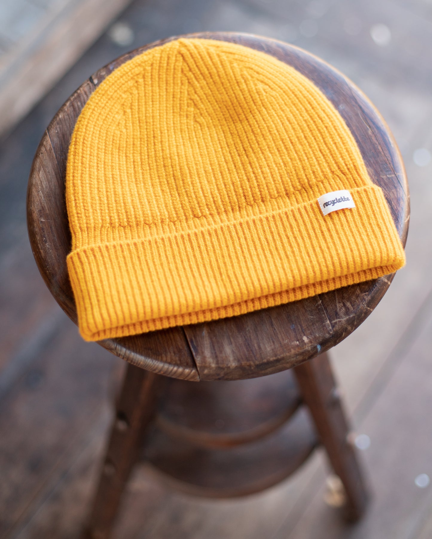 Le bonnet jaune Recyclette, parfait pour affronter l'hiver.