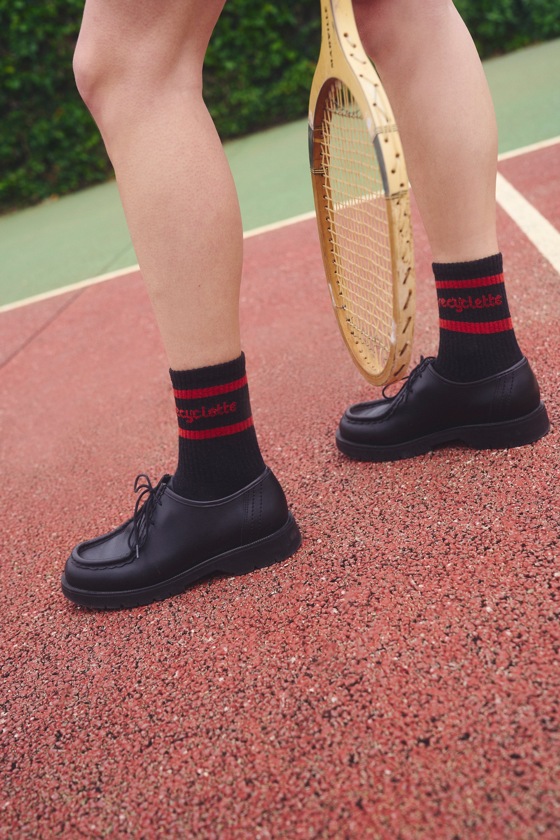 Chaussettes Recyclette noires et rouges portées avec des mocassins.