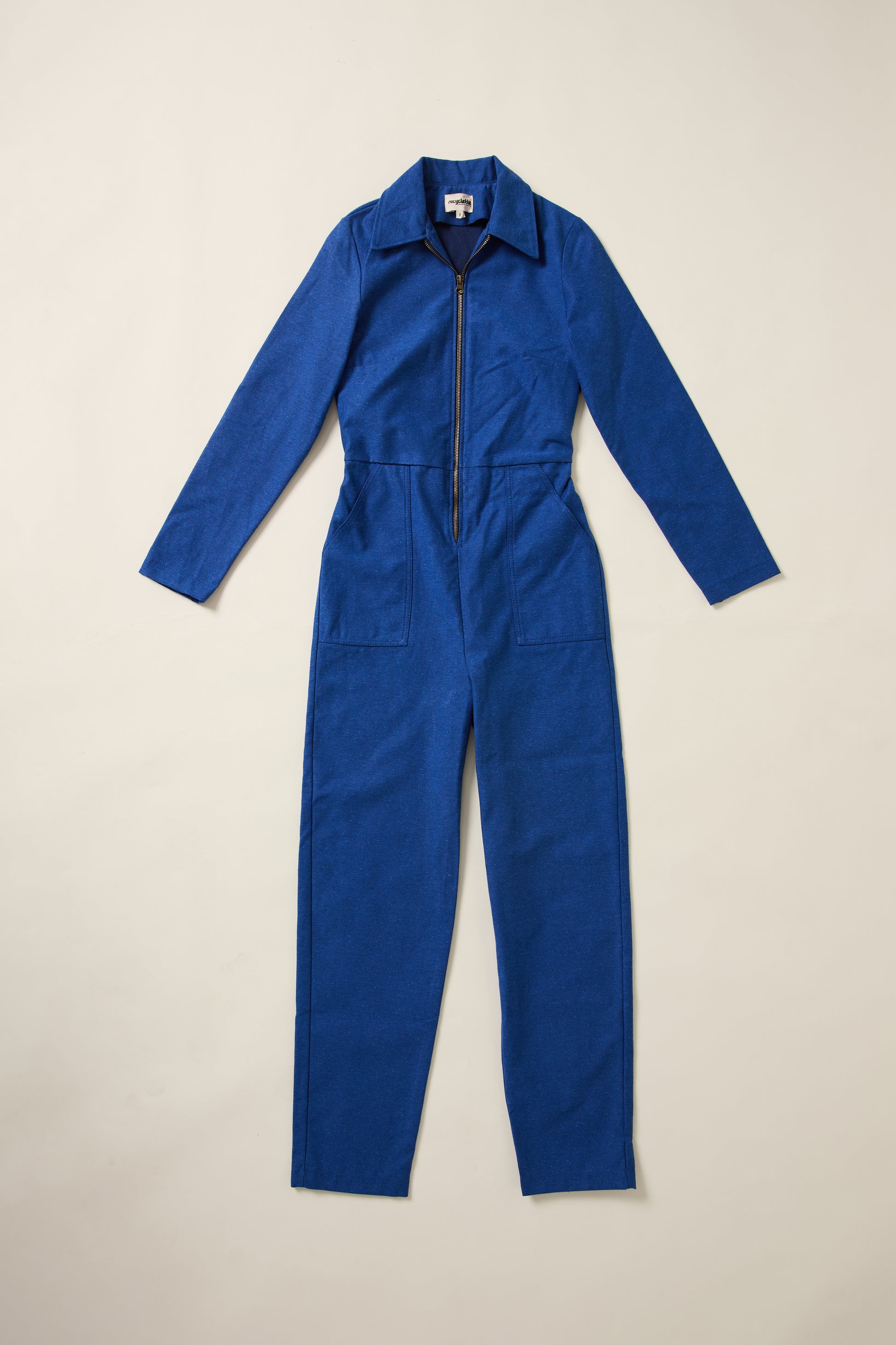 Une combinaison en bleu de travail en denim, en aplat.