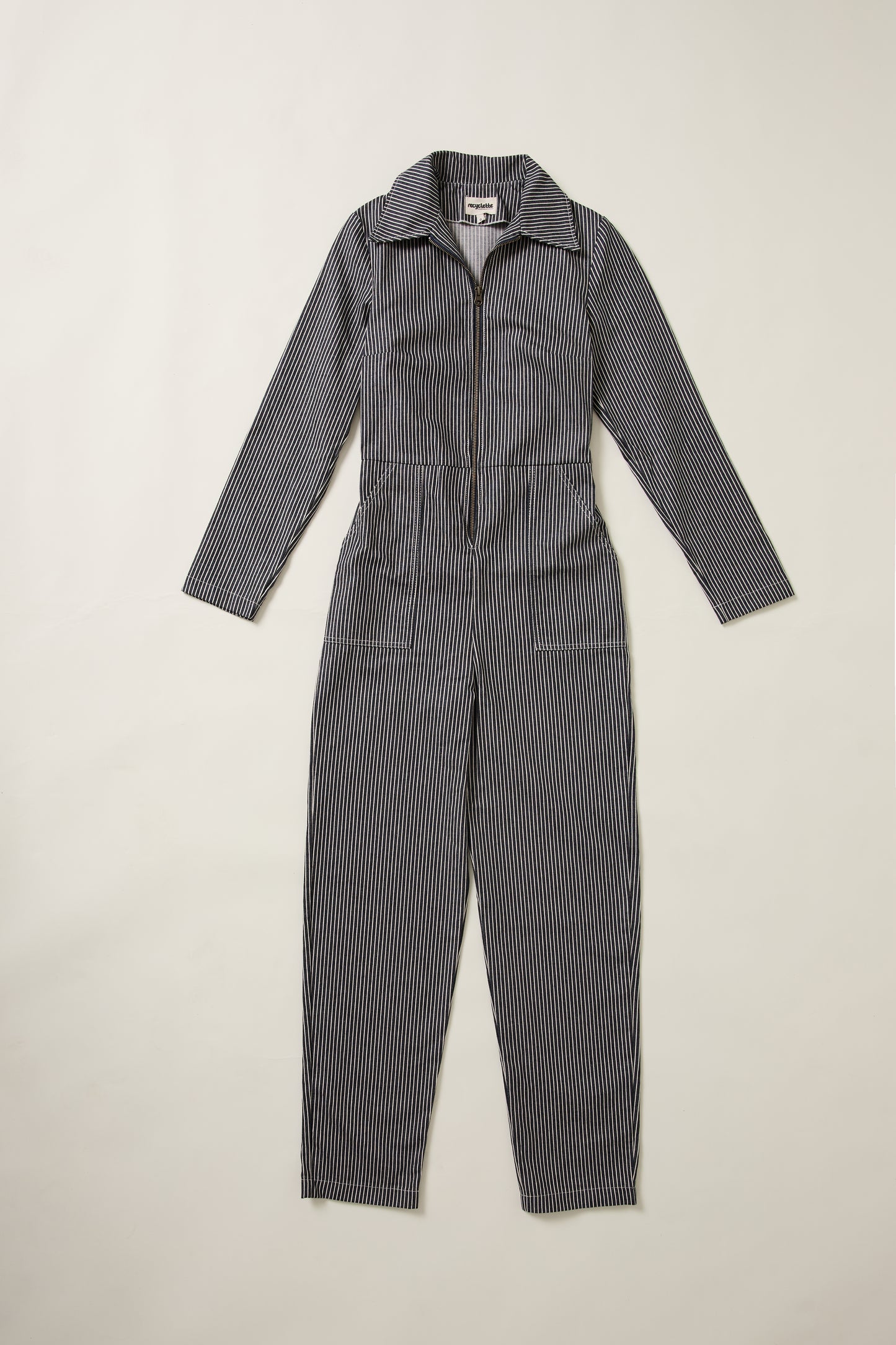 Combinaison rayée bleu et blanche, en denim et en aplat.
