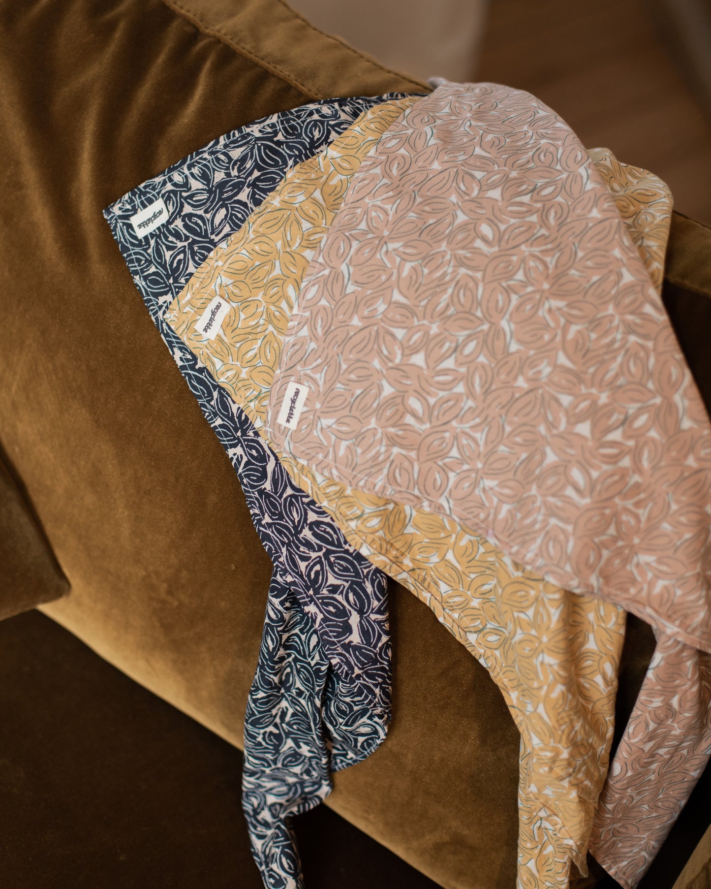 Les trois foulards soleil : rose, jaune et noir.