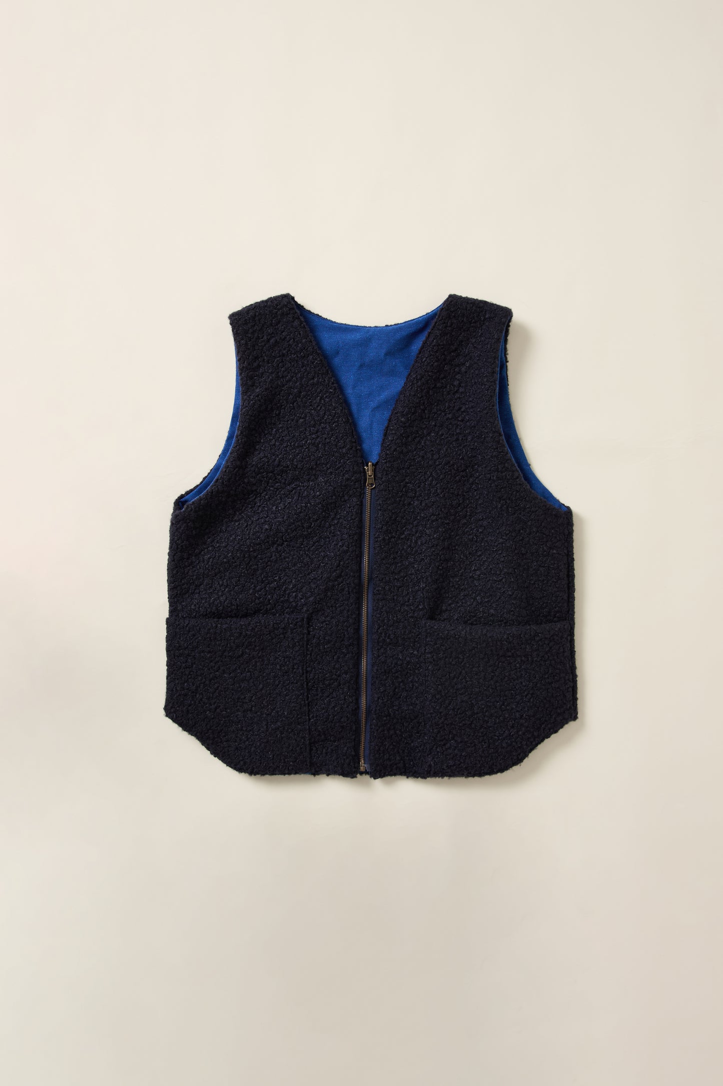 Gilet réversible sans manche, du coté moumoute bleu, en aplat.
