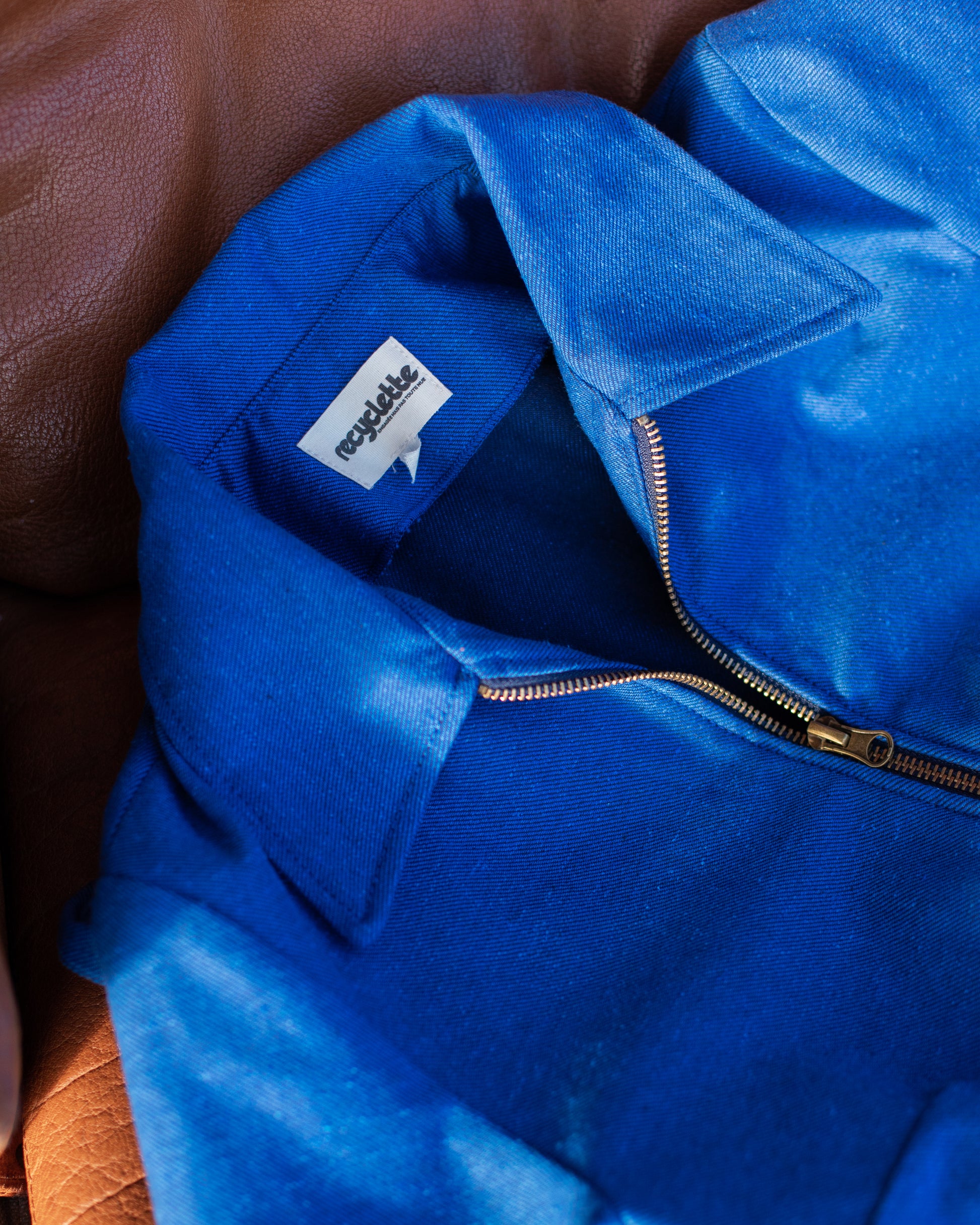 Combinaison de travail bleue en tissu upcyclé, style vintage et coupe moderne.