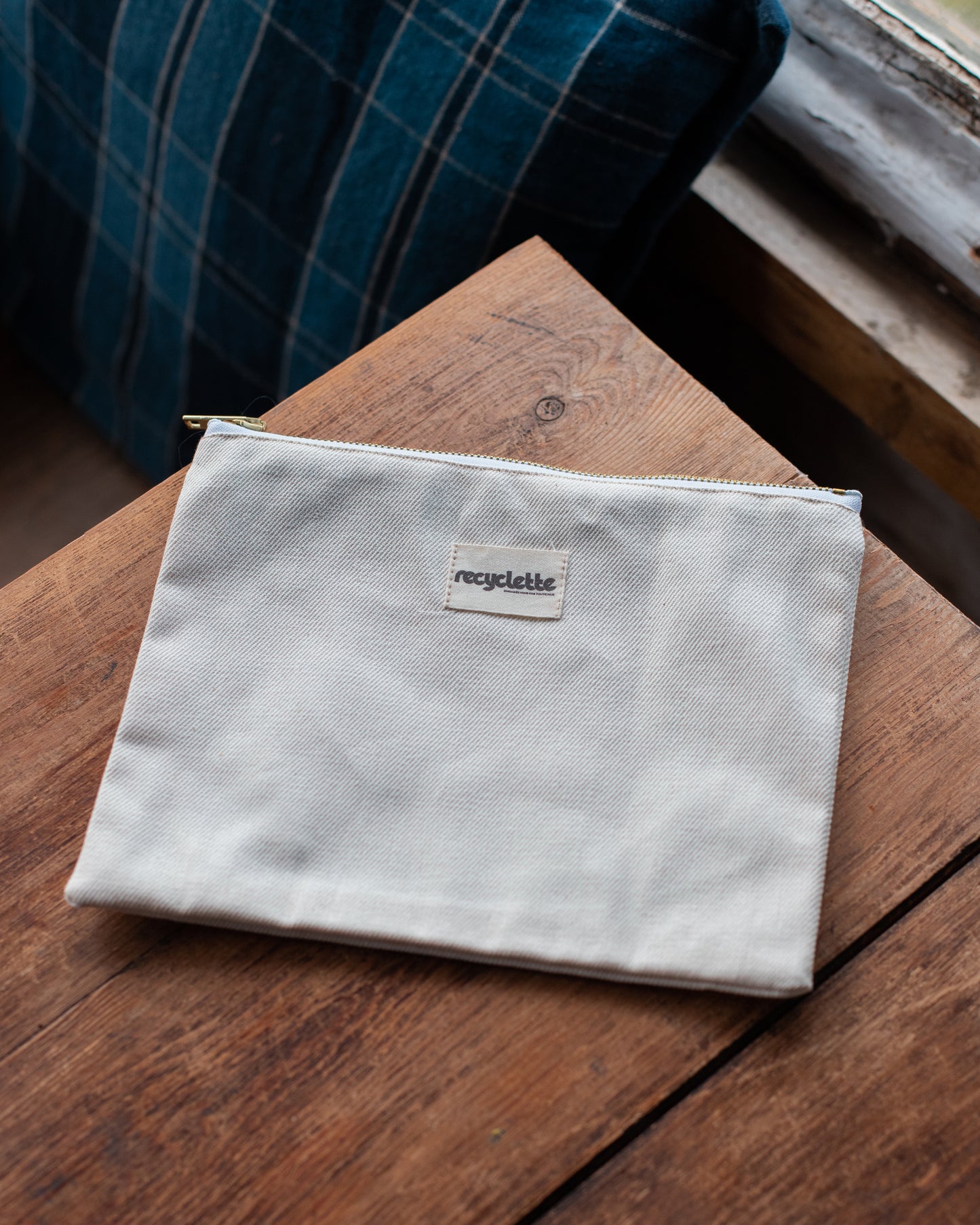 La pochette Recyclette en denim beige.