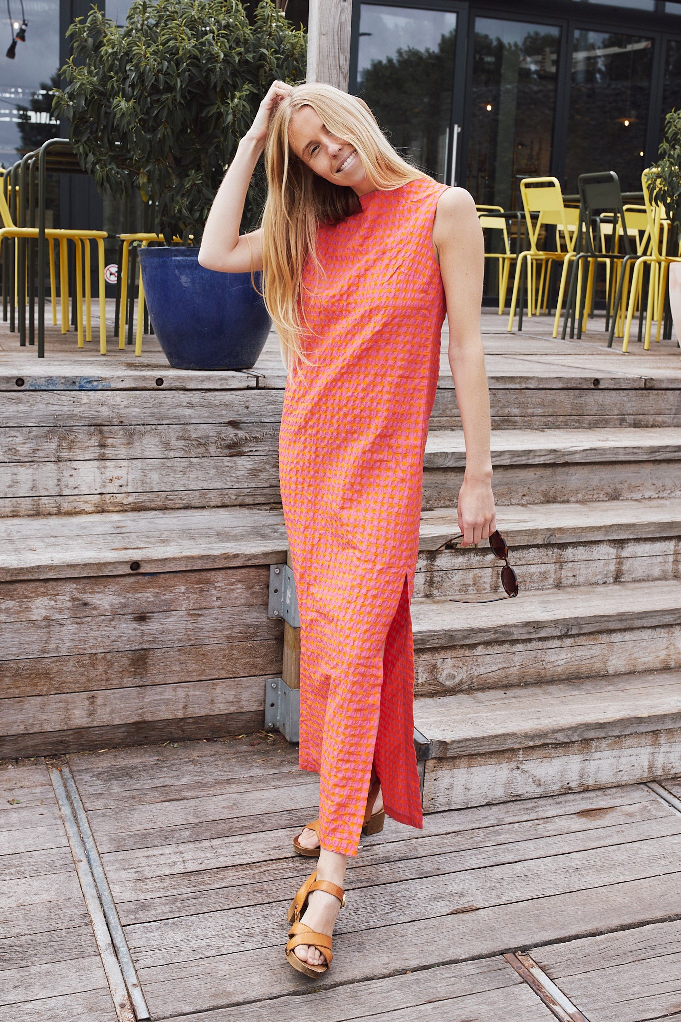 La robe longue carreaux orange et rose