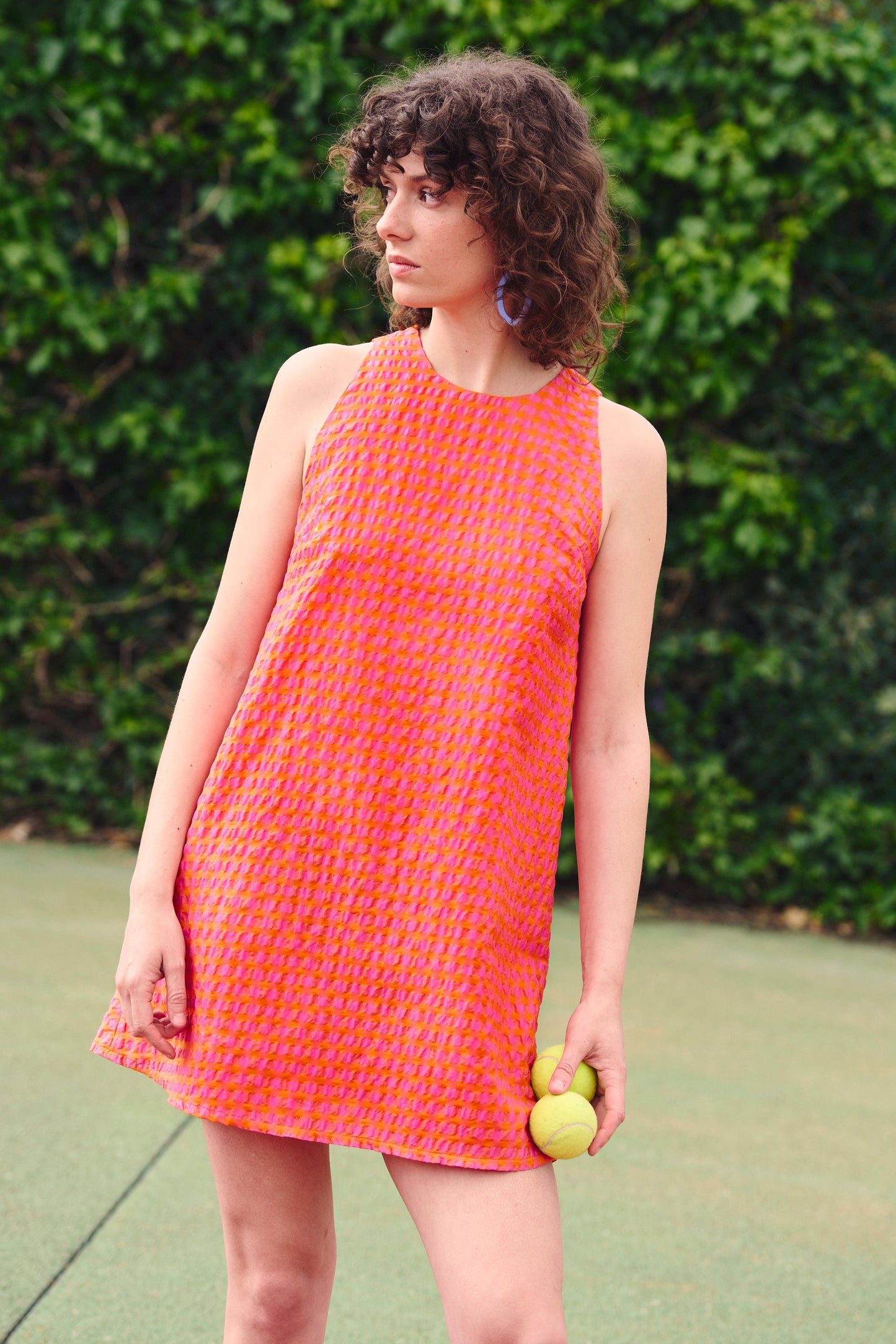 La robe courte carreau orange et rose