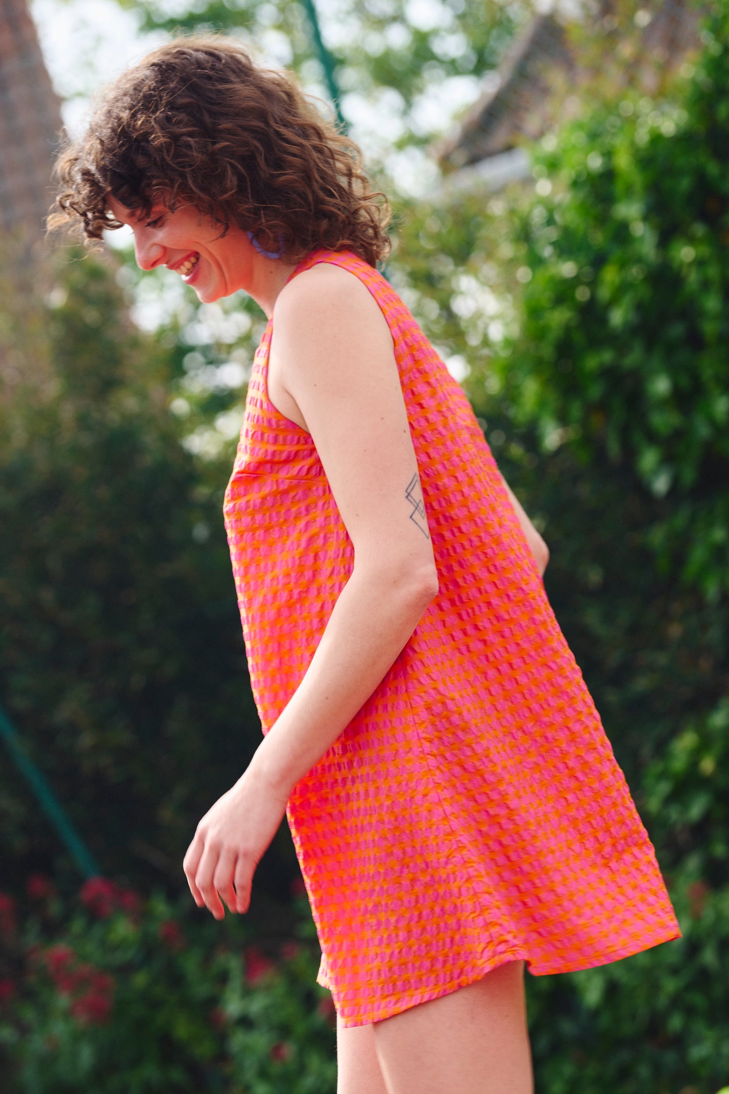 La robe courte carreau orange et rose