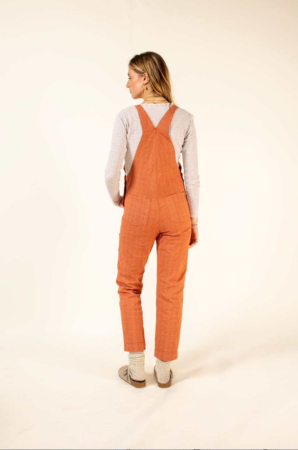 Salopette workwear fabriquée avec des tissus upcyclés en France. Salopette coupe droite.