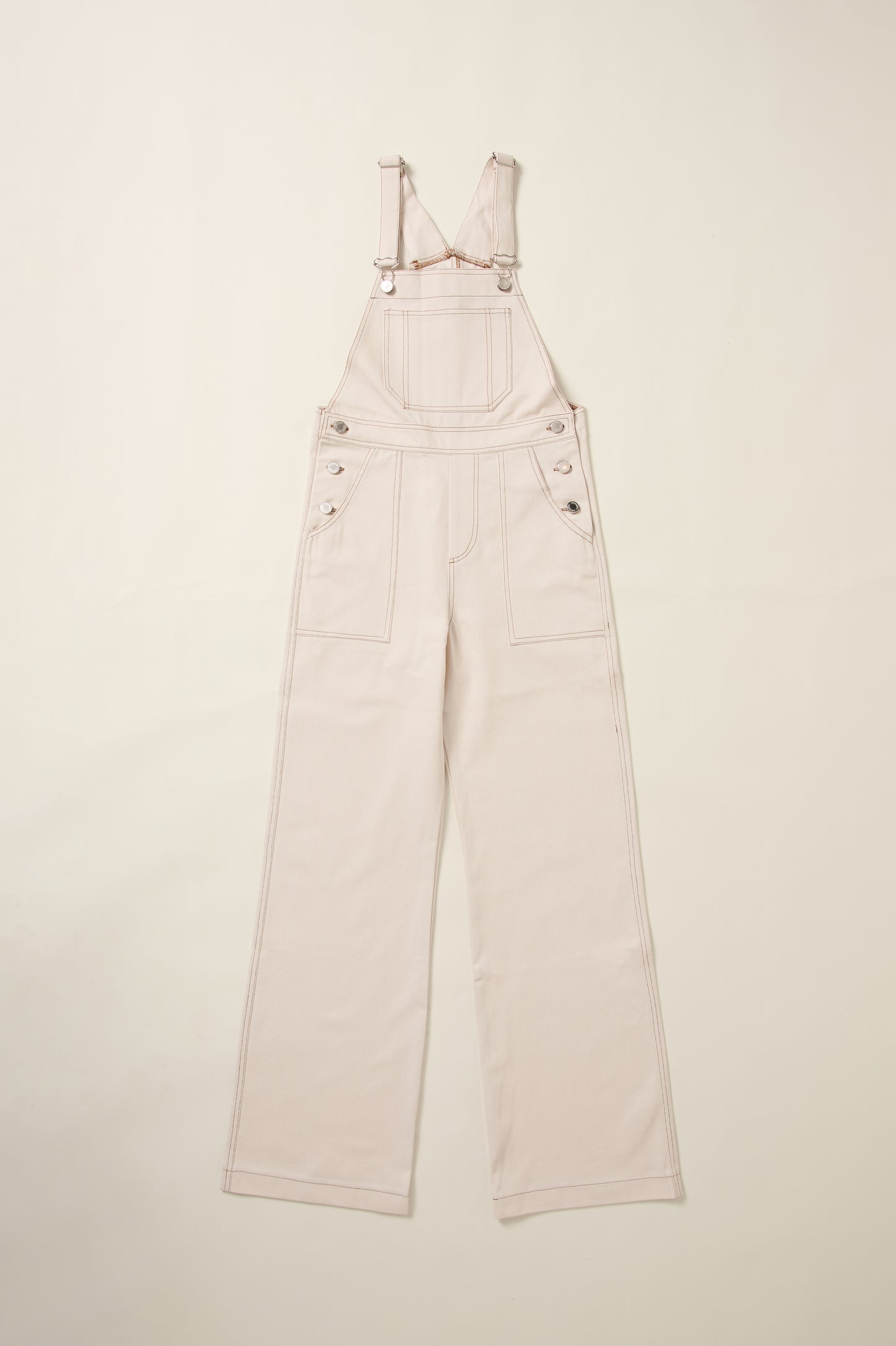 Une salopette dancing queen creme, en jean en aplat.