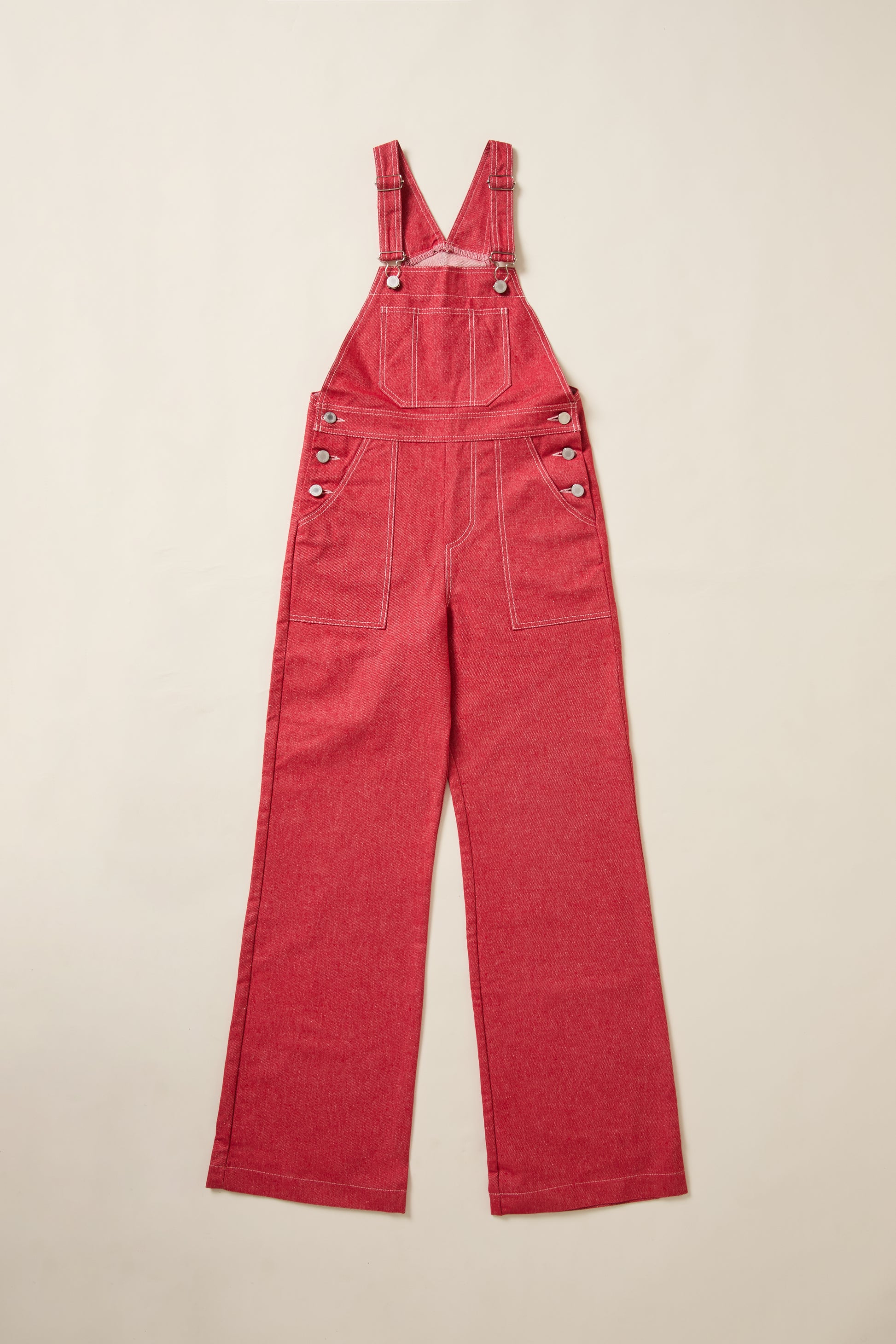 Aplat de la salopette dancing queen denim rouge.
