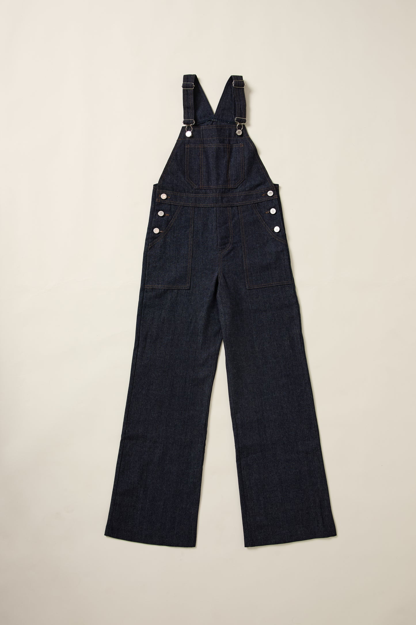 Salopette en denim brut, dancing queen avce les jambes larges.