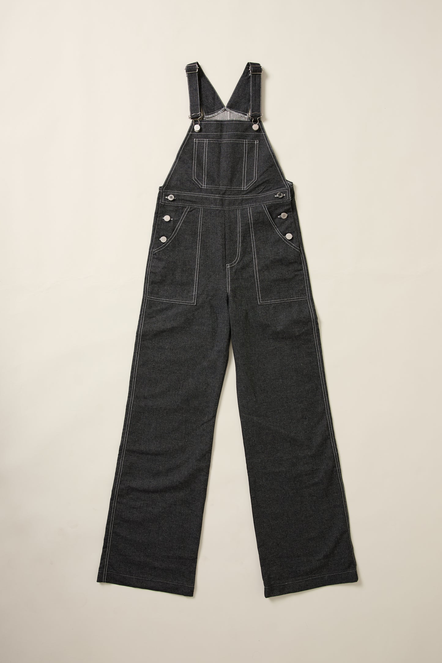 Une salopette denim noire, modèle dancing queen, en aplat.