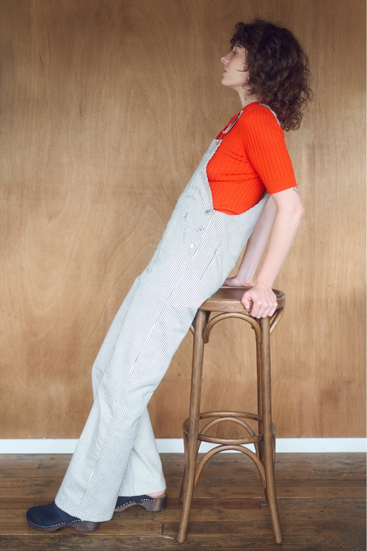 La salopette dancing queen, rayée blanche et bleue, avec un t shirt.