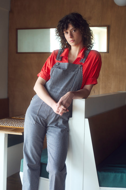 Notre salopette rayée bleue et blanche, avec une blouse rouge.