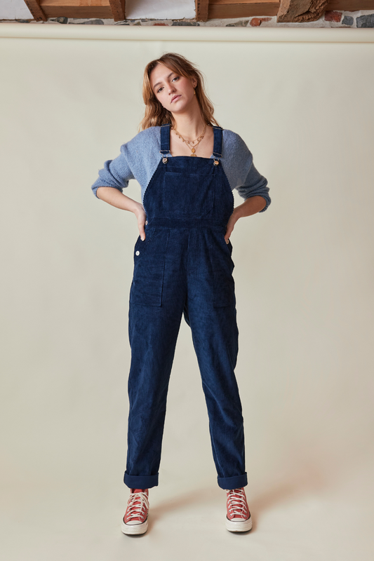 Notre salopette velours bleue, en modèle fernando, accompagnée d'un pull bleu clair.