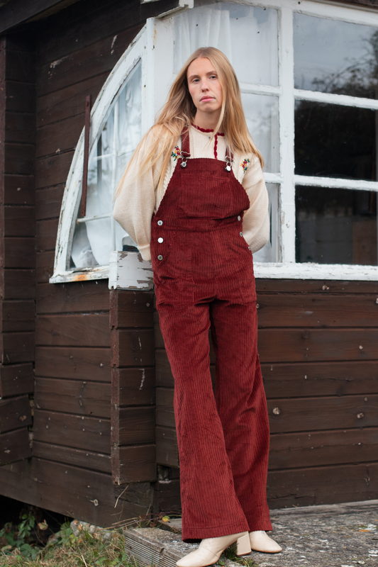 La salopette dancing queen, en velours bordeau.