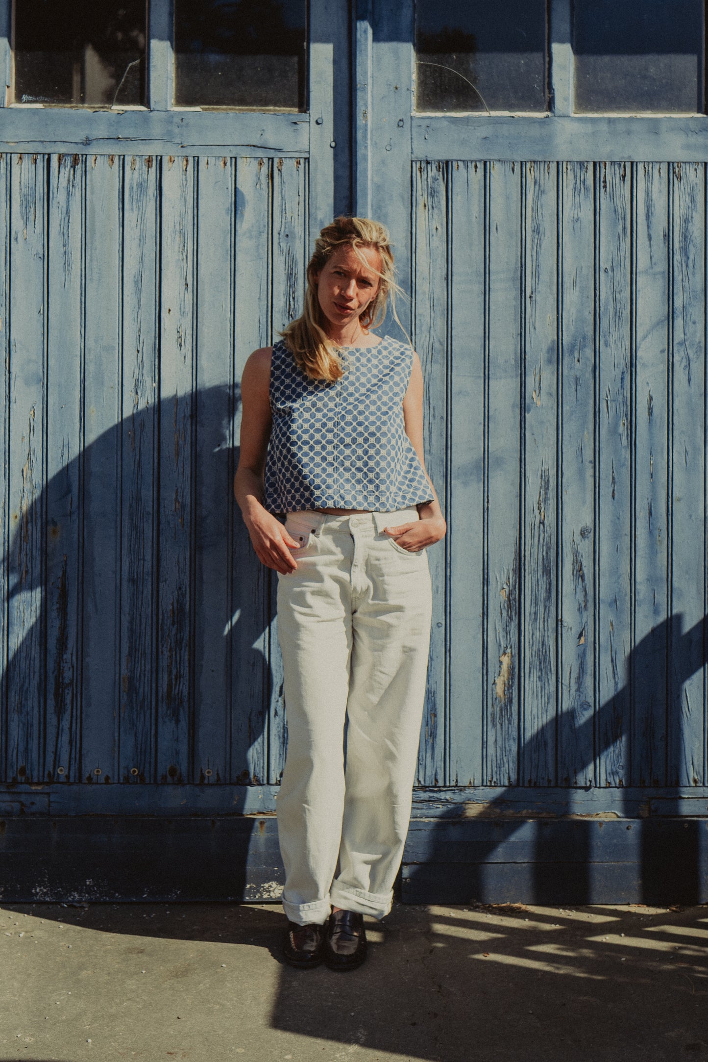 Top frida brodé bleu porté avec un jean blanc et des mocassins