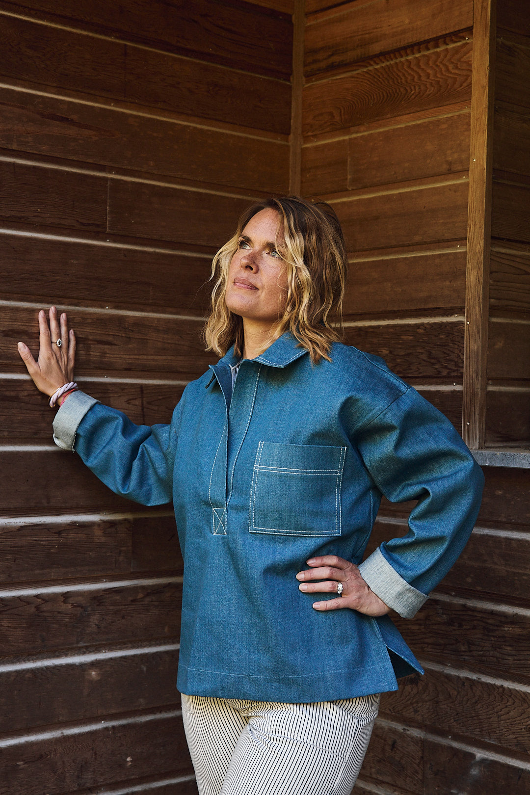 Mannequin portant la vareuse denim bleu clair à col fendu, associée à un jean blanc oversize – silhouette ample et casual Recyclette. Confection française à partir de tissus issus de stocks dormants.