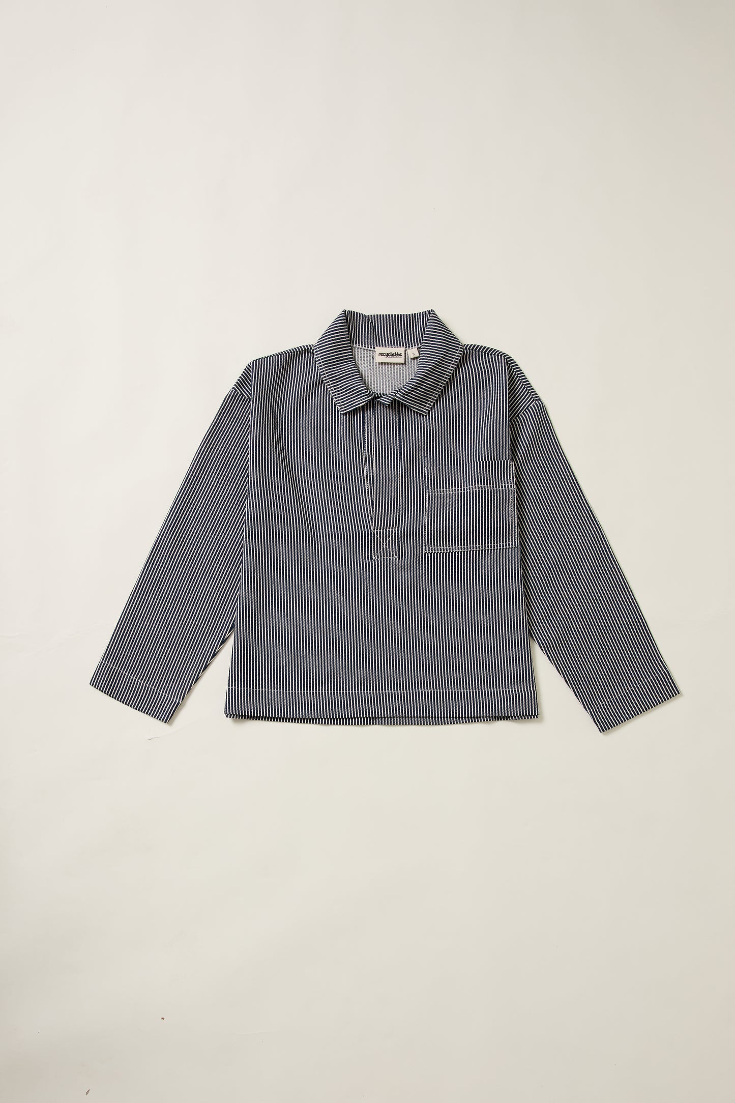 Aplat de la vareuse rayée bleu et blanche Recyclette.