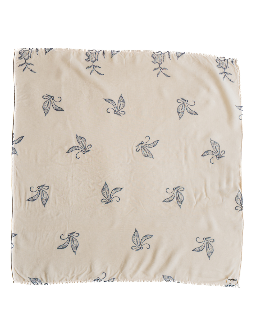 Aplat foulard blanc avec des motifs fleurs bleues