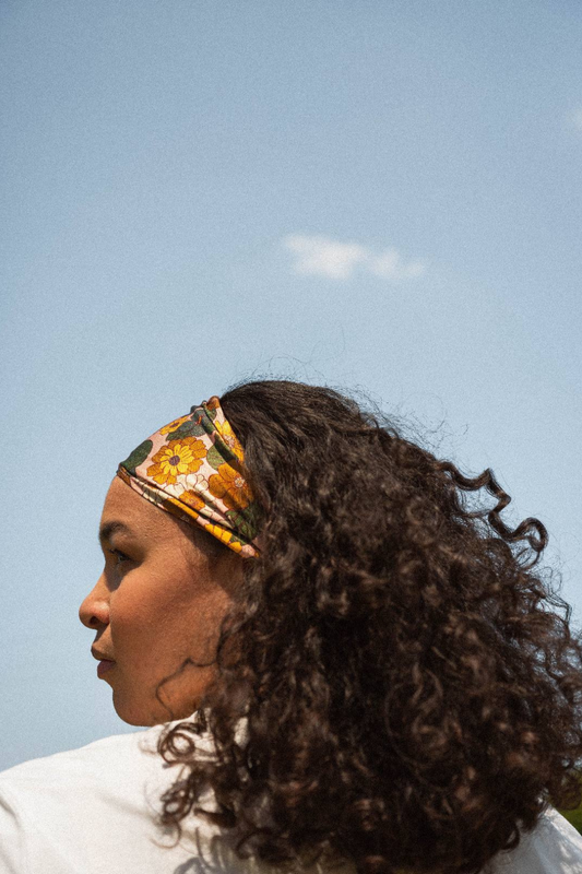 Notre bandeau porté dans les cheveux.