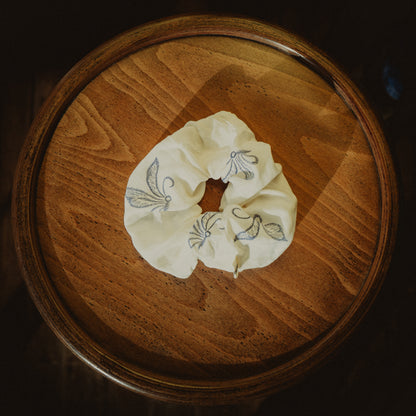 Chouchou blanc fleuri bleu 