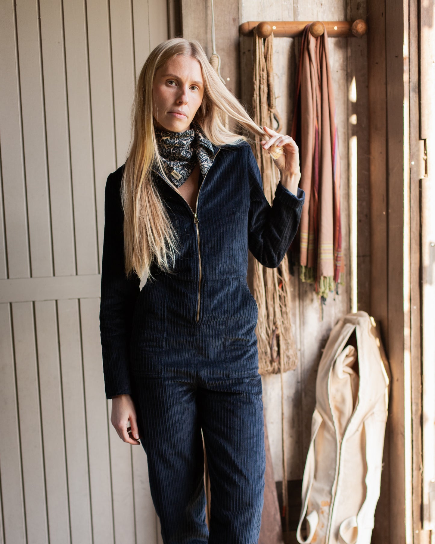 Femme portant une combinaison bleu marine en velours recyclé, made in France