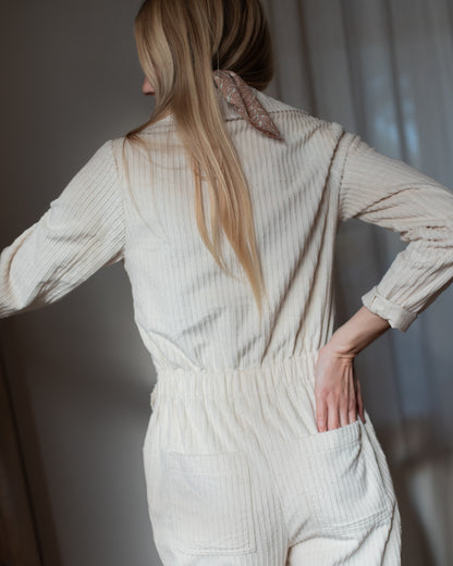 Femme portant une combinaison blanche en velours upcyclé, style chic et confection française