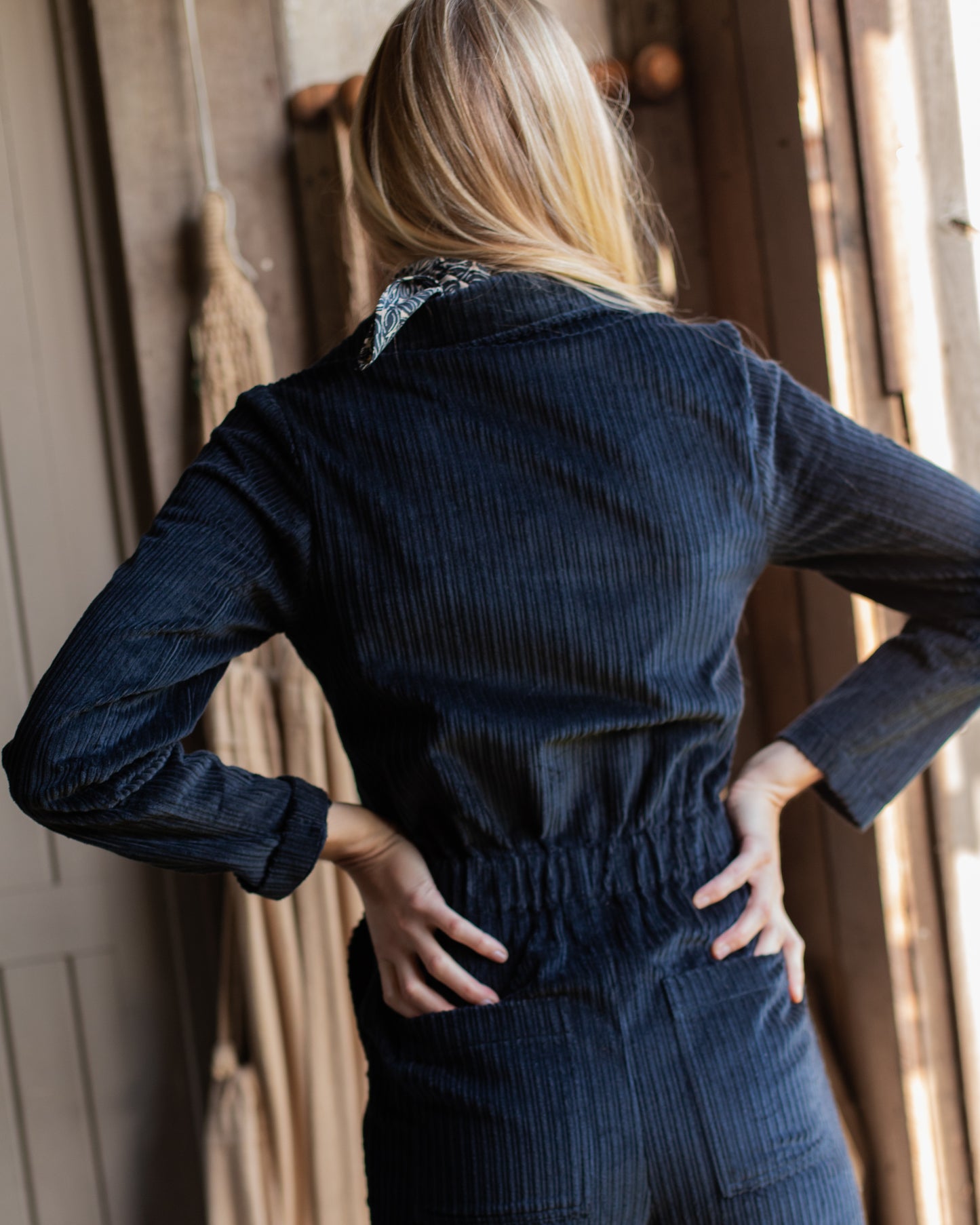 Femme portant une combinaison bleu marine en velours recyclé, made in France