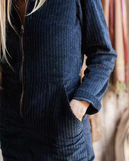 Femme portant une combinaison bleu marine en velours recyclé, made in France