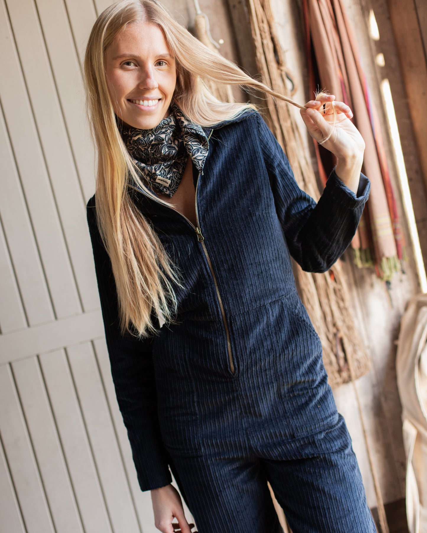 Femme portant une combinaison bleu marine en velours recyclé, made in France