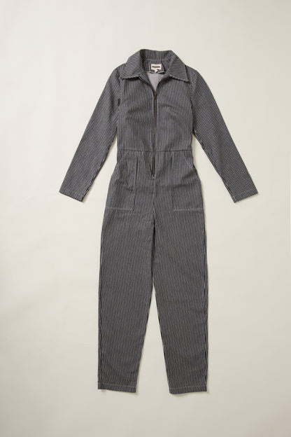 Combinaison rayée bleu et blanche, en denim et en aplat.