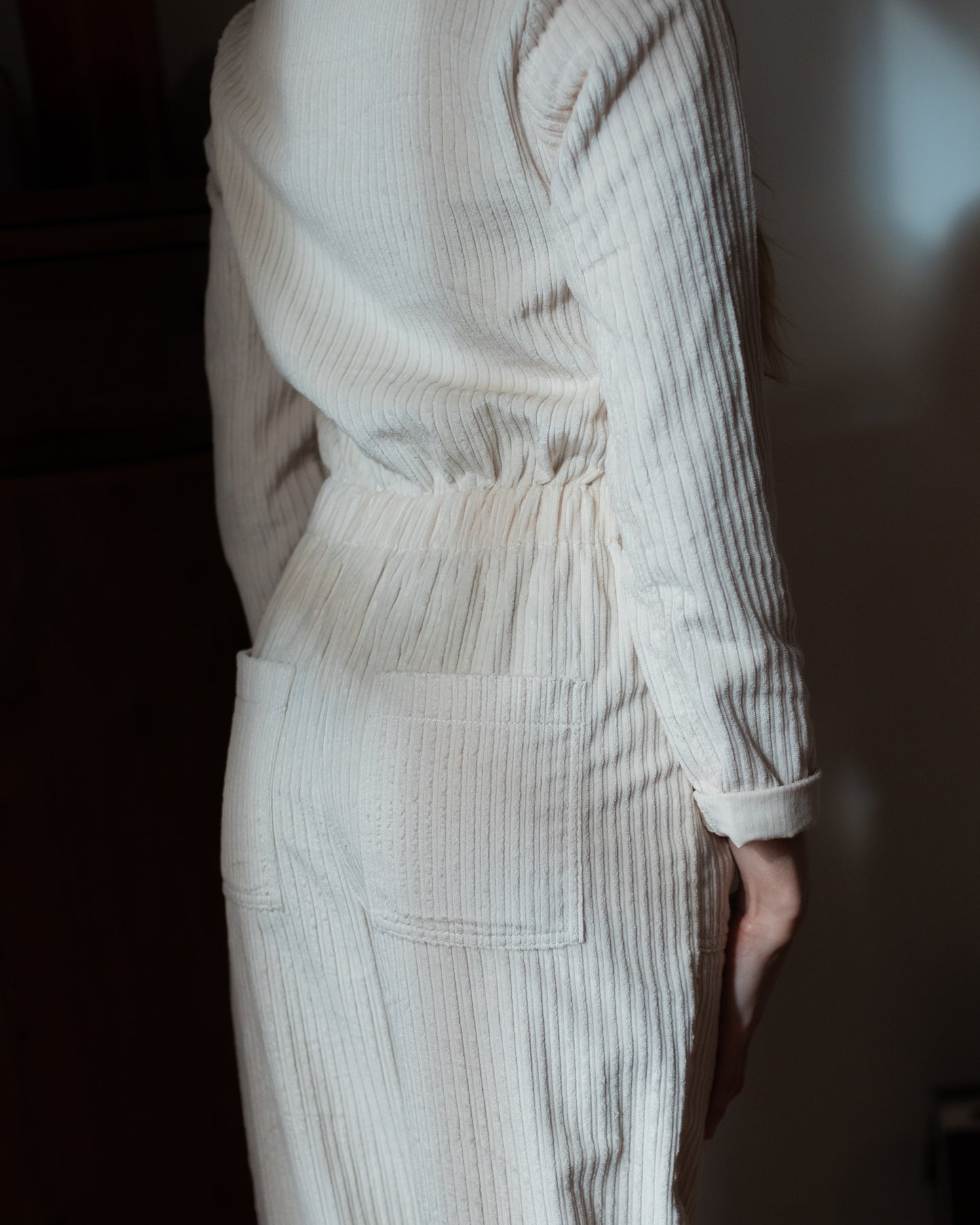 Femme portant une combinaison blanche en velours upcyclé, style chic et confection française