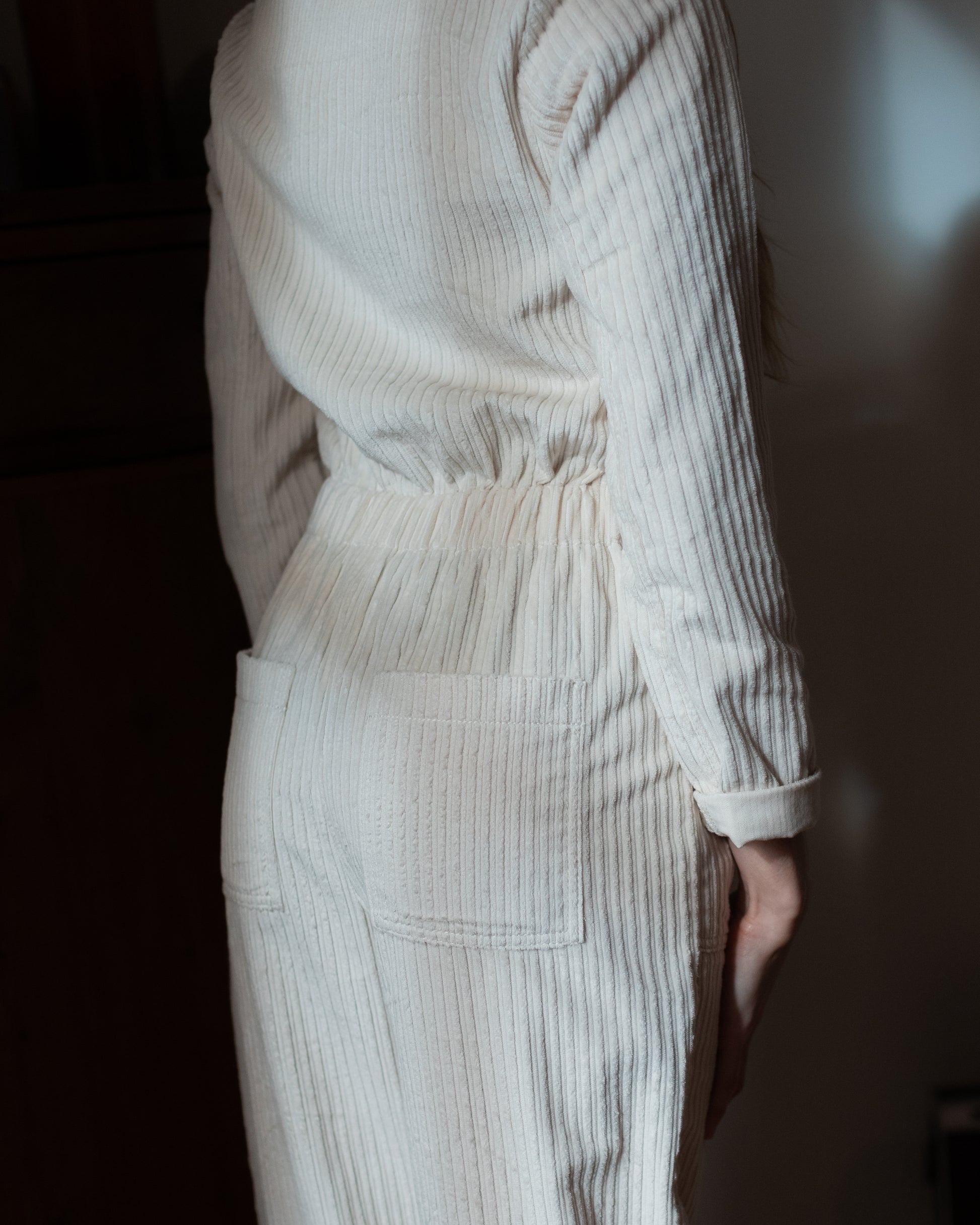 Femme portant une combinaison blanche en velours upcyclé, style chic et confection française