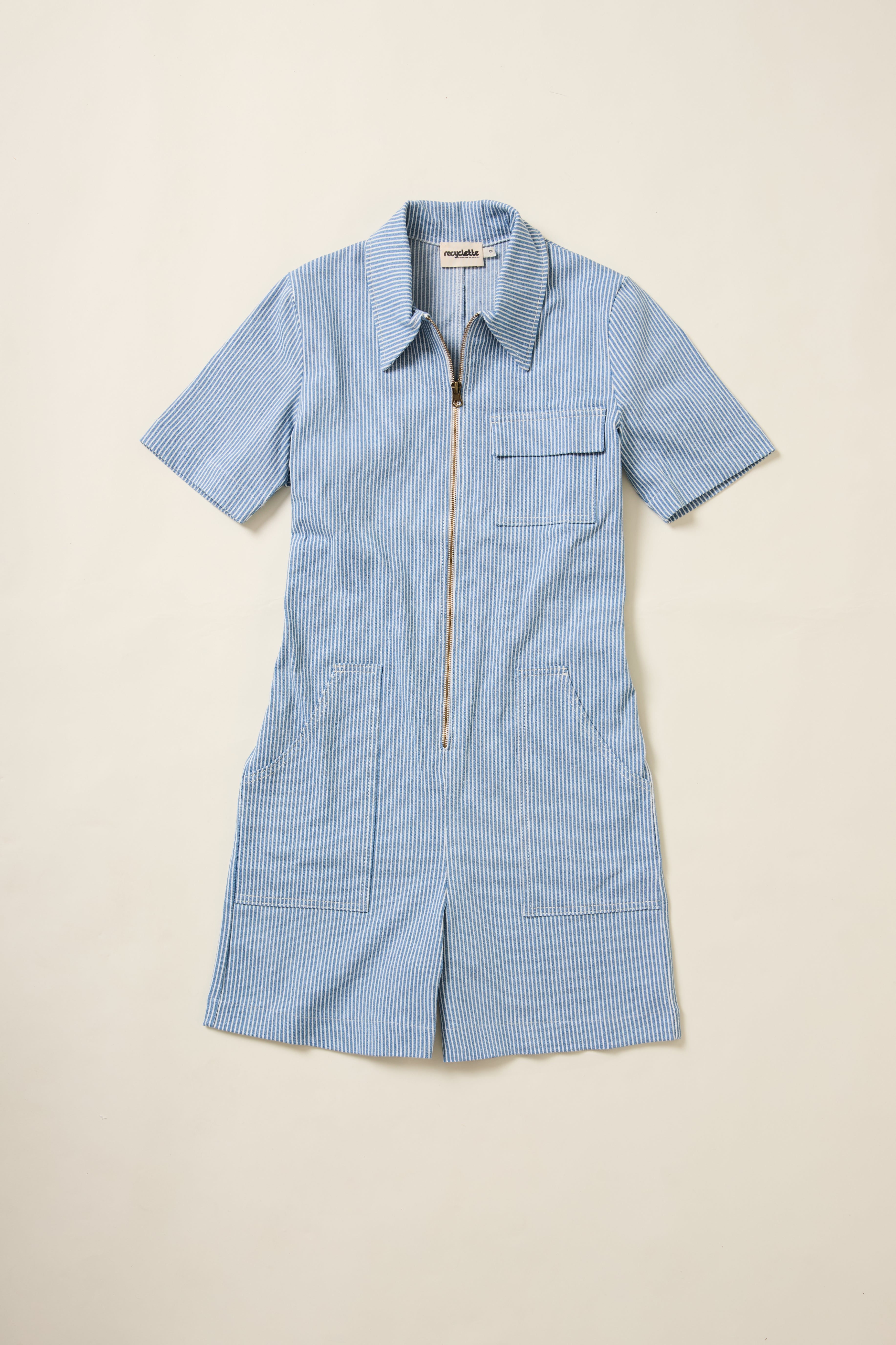 Un aplat de la combishort rayée bleu et blanche Recyclette.