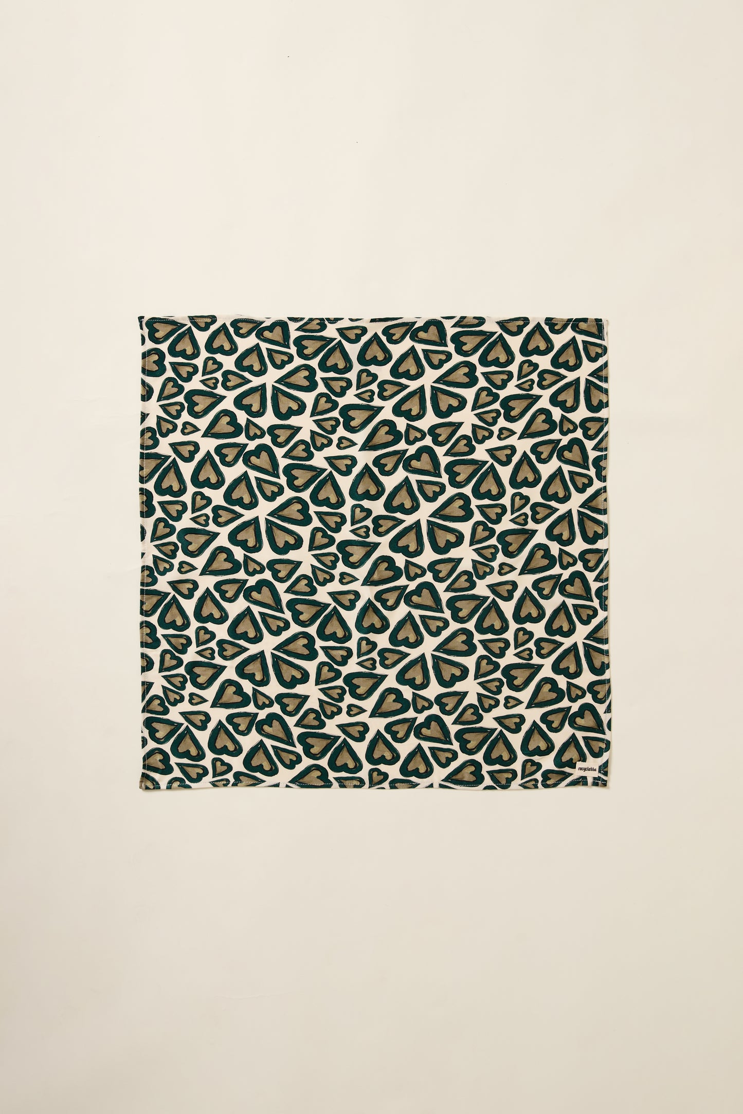 Un aplat du foulard coeur Recyclette.