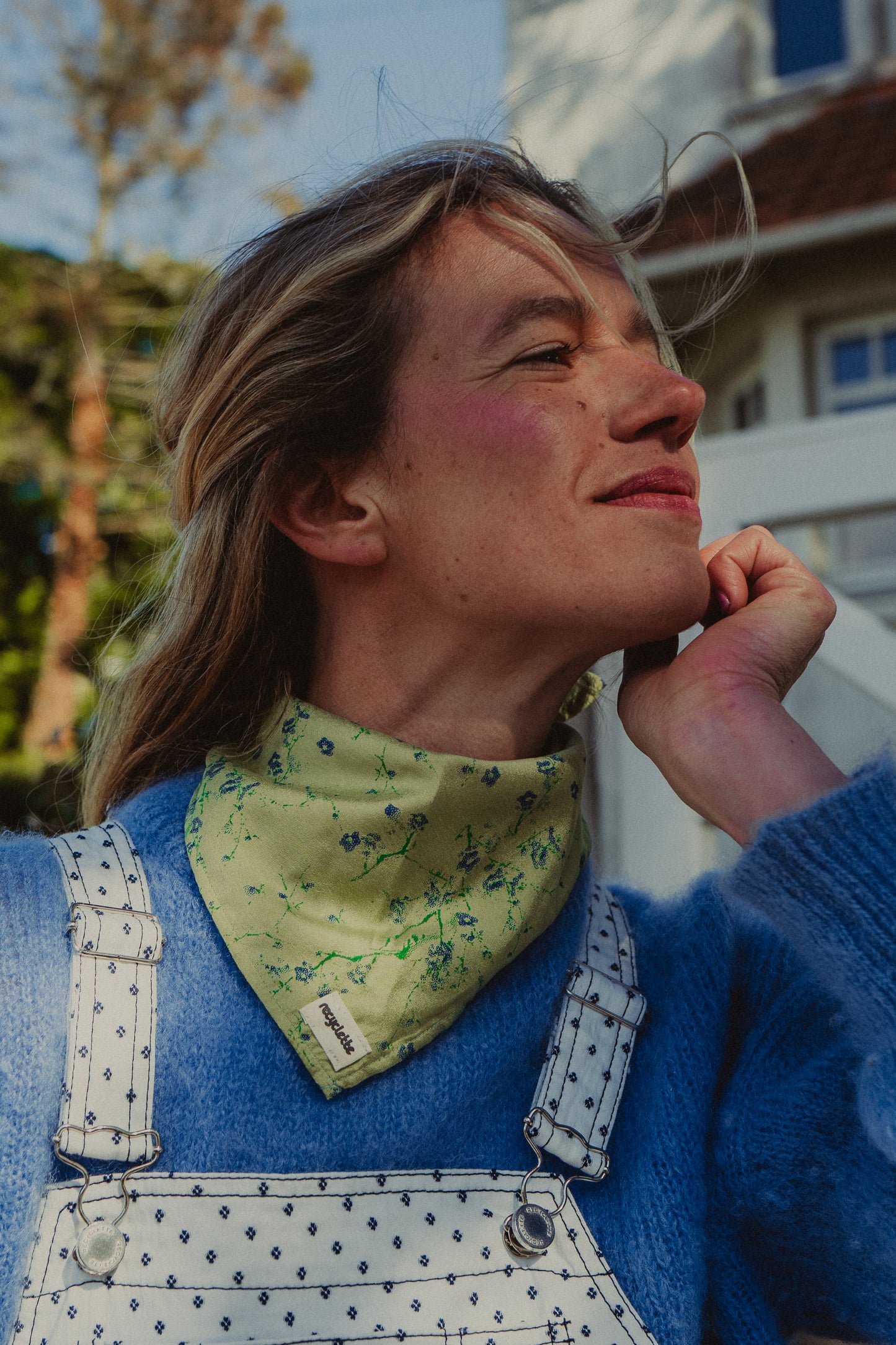 Foulard vert fleuri créer à partir de tissus revalorisés