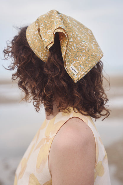 Foulard en coton avec des motifs de fleurs jaunes fabriqué en France
