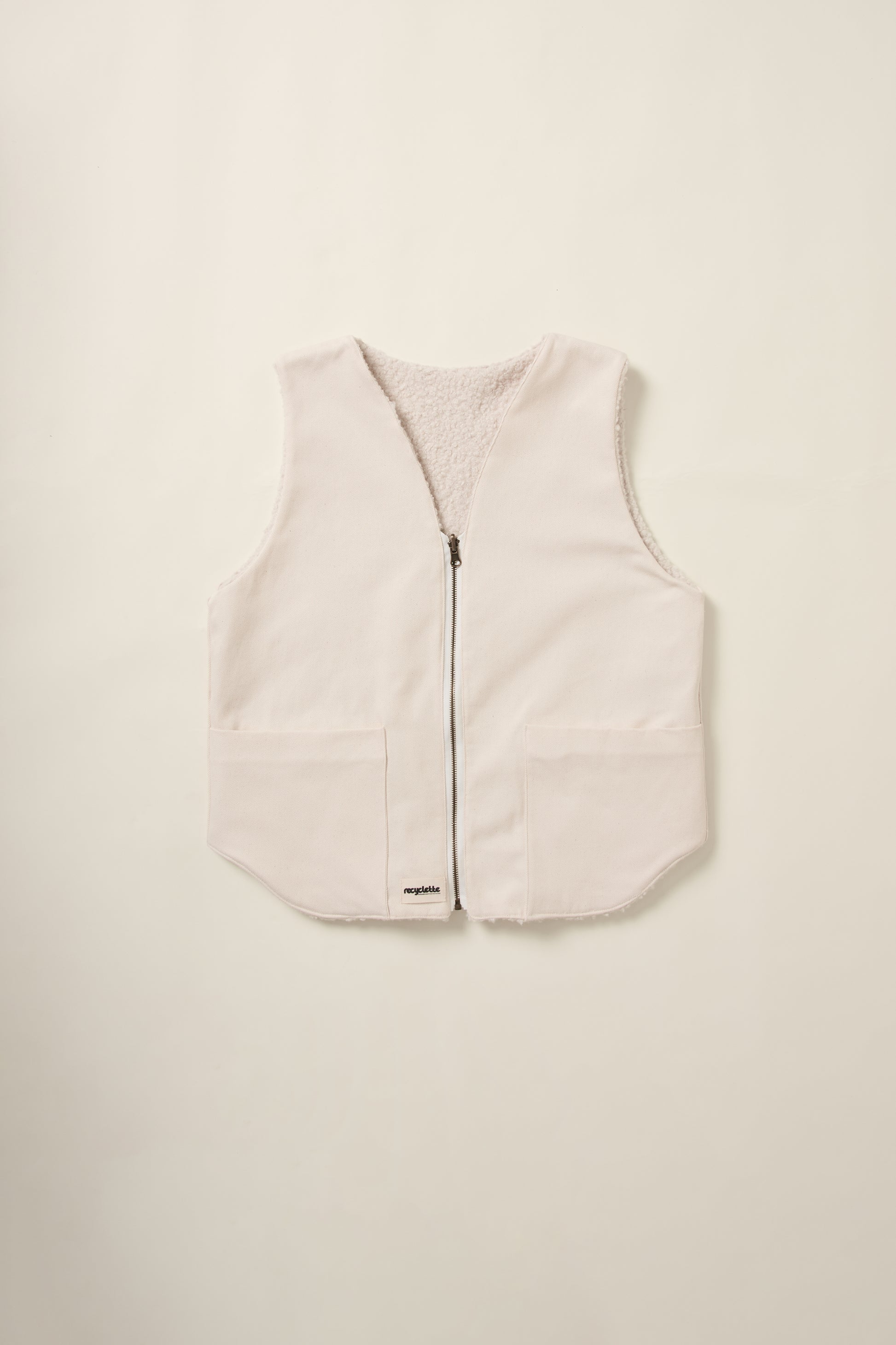 Gilet réversible, sans manche, coté denim crème, en aplat.