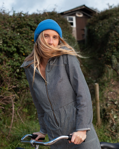 Femme portant une combinaison rayée upcyclée, coupe originale et fabriquée en France