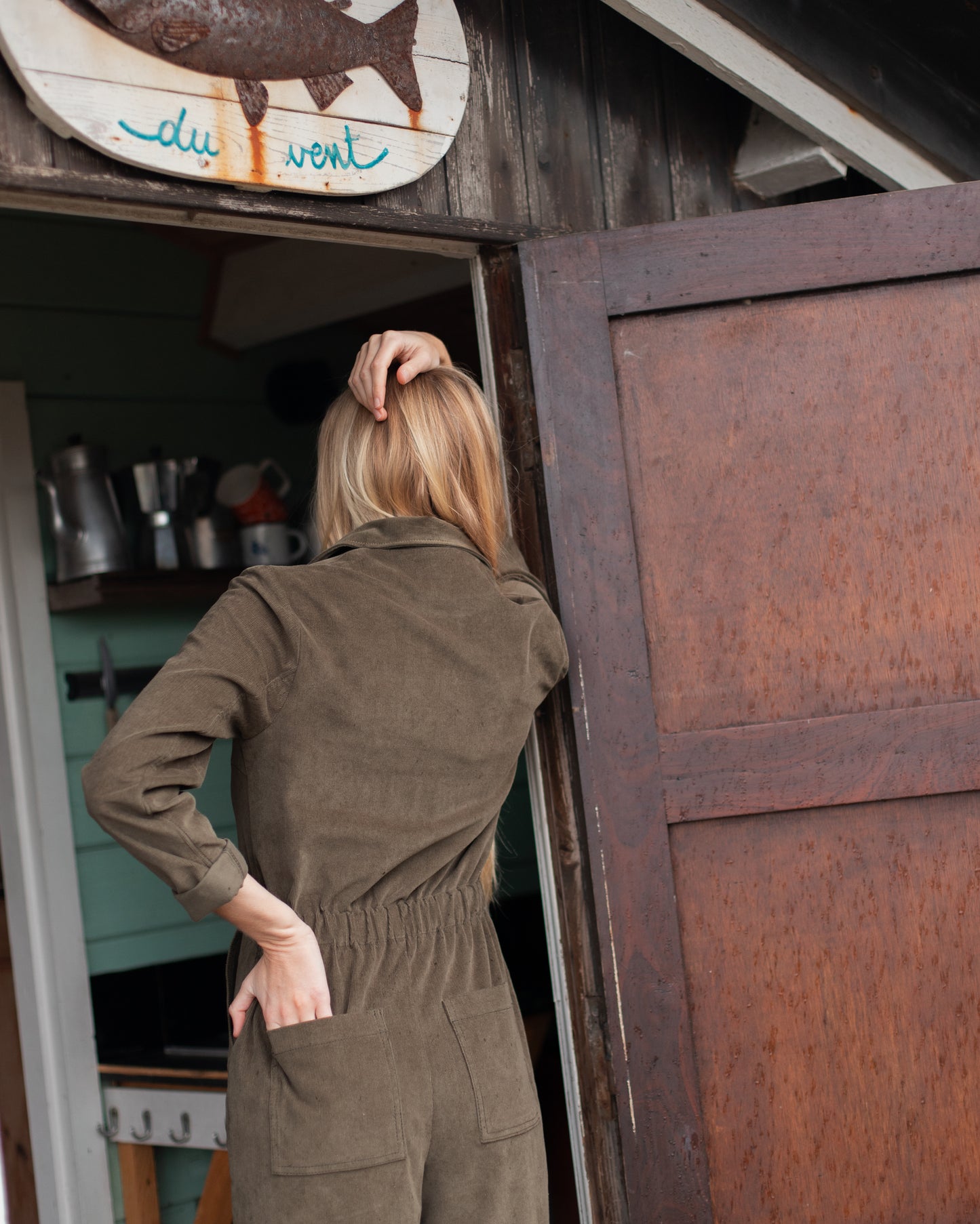 Combinaison kaki en velours femme, coupe moderne et élégante, fabriquée française à partir de tissus recyclés.