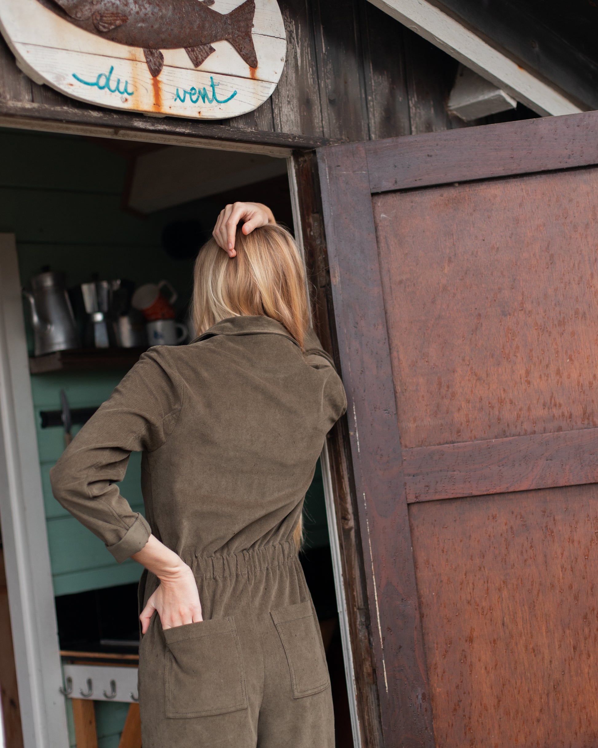 Combinaison kaki en velours femme, coupe moderne et élégante, fabriquée française à partir de tissus recyclés.