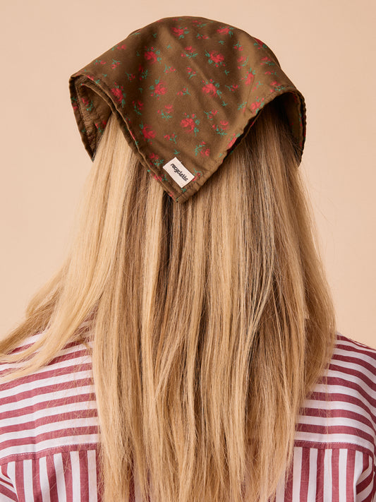 Le Foulard Marron fleuris