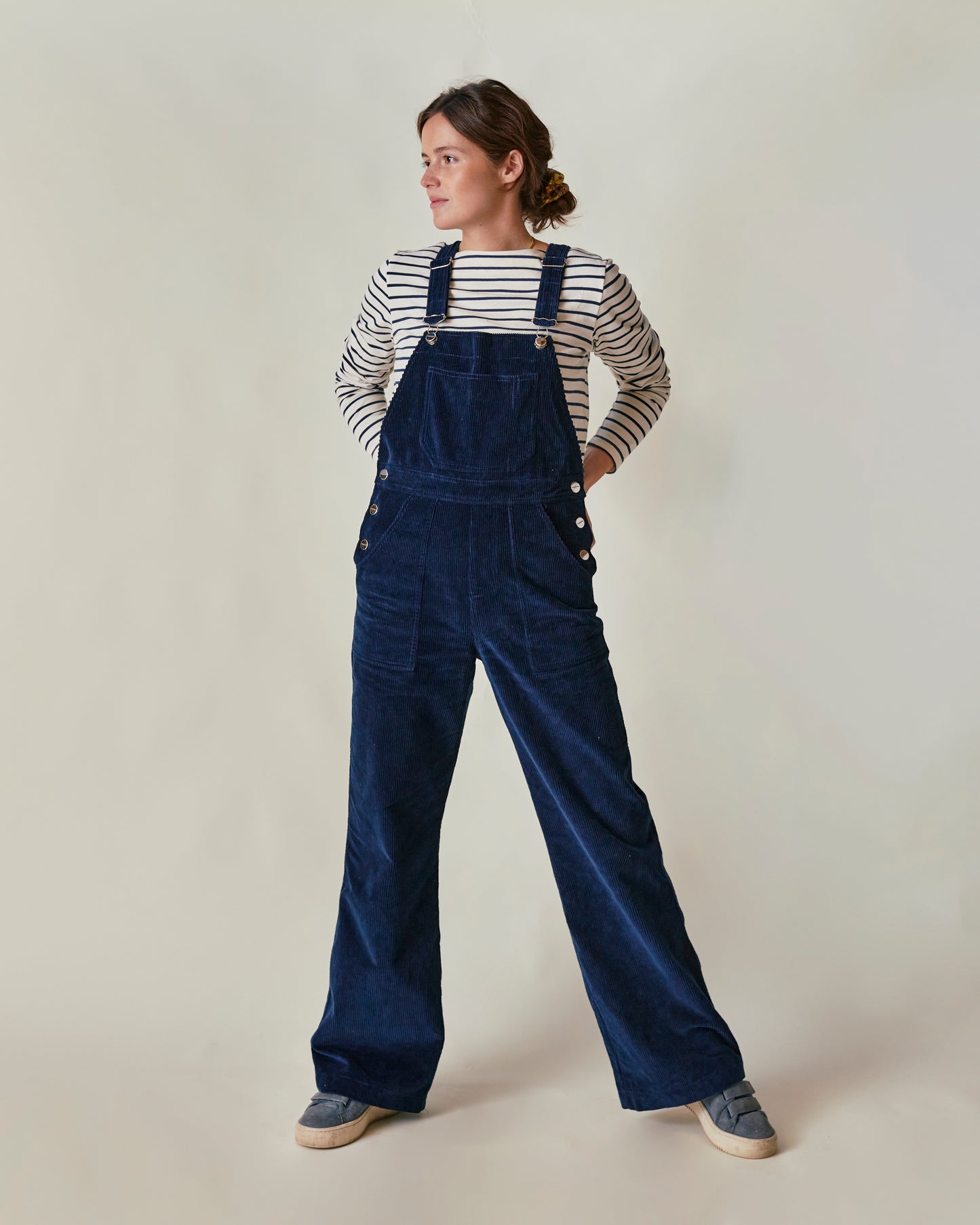 La marinière Recyclette portée avec la salopette velours bleu 