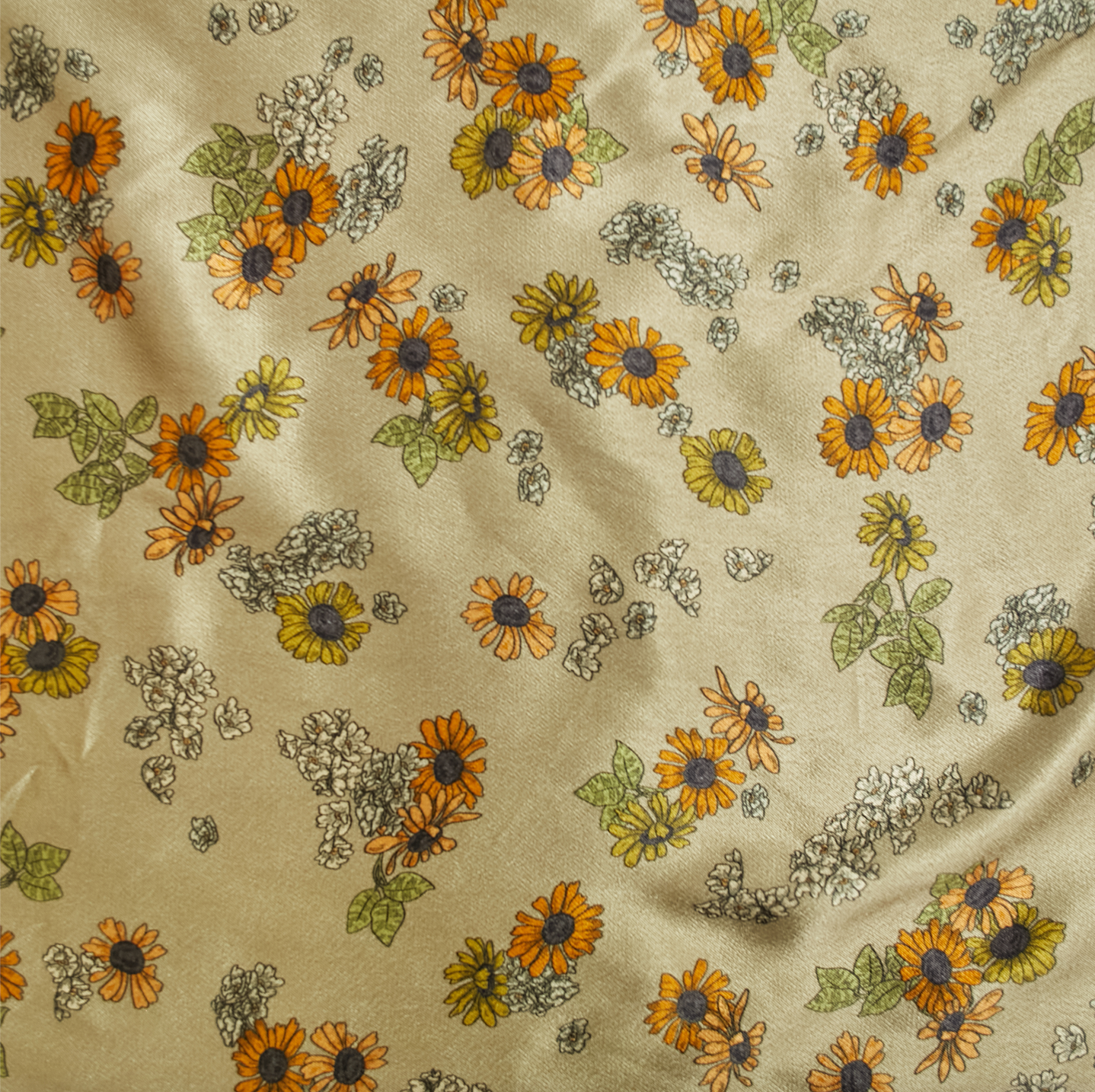 Zoom sur le motif fleuris du foulard satiné Recyclette.