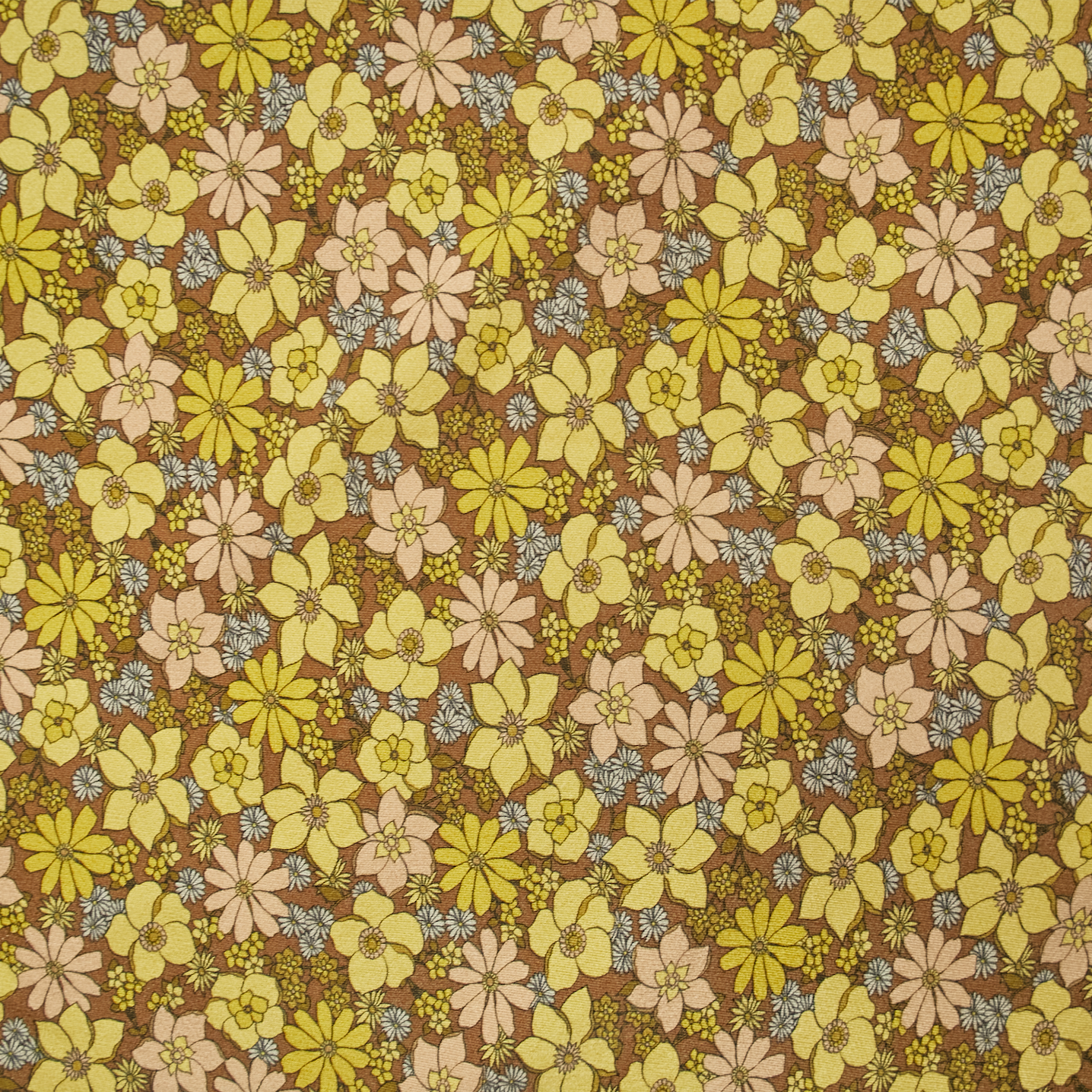 Zoom sur le motif fleuris jaune du foulard satiné Recyclette.