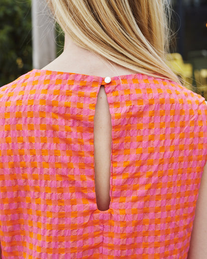 La robe longue carreaux orange et rose