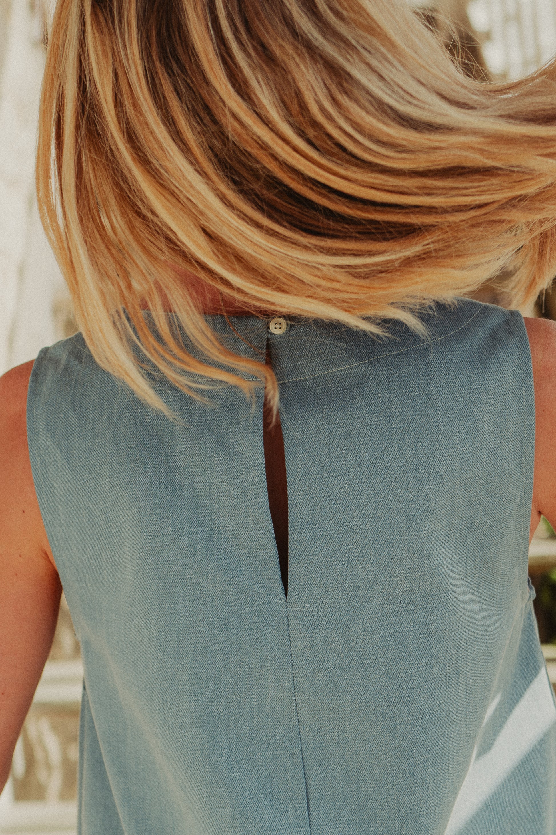robe denim clair de dos sans manches 