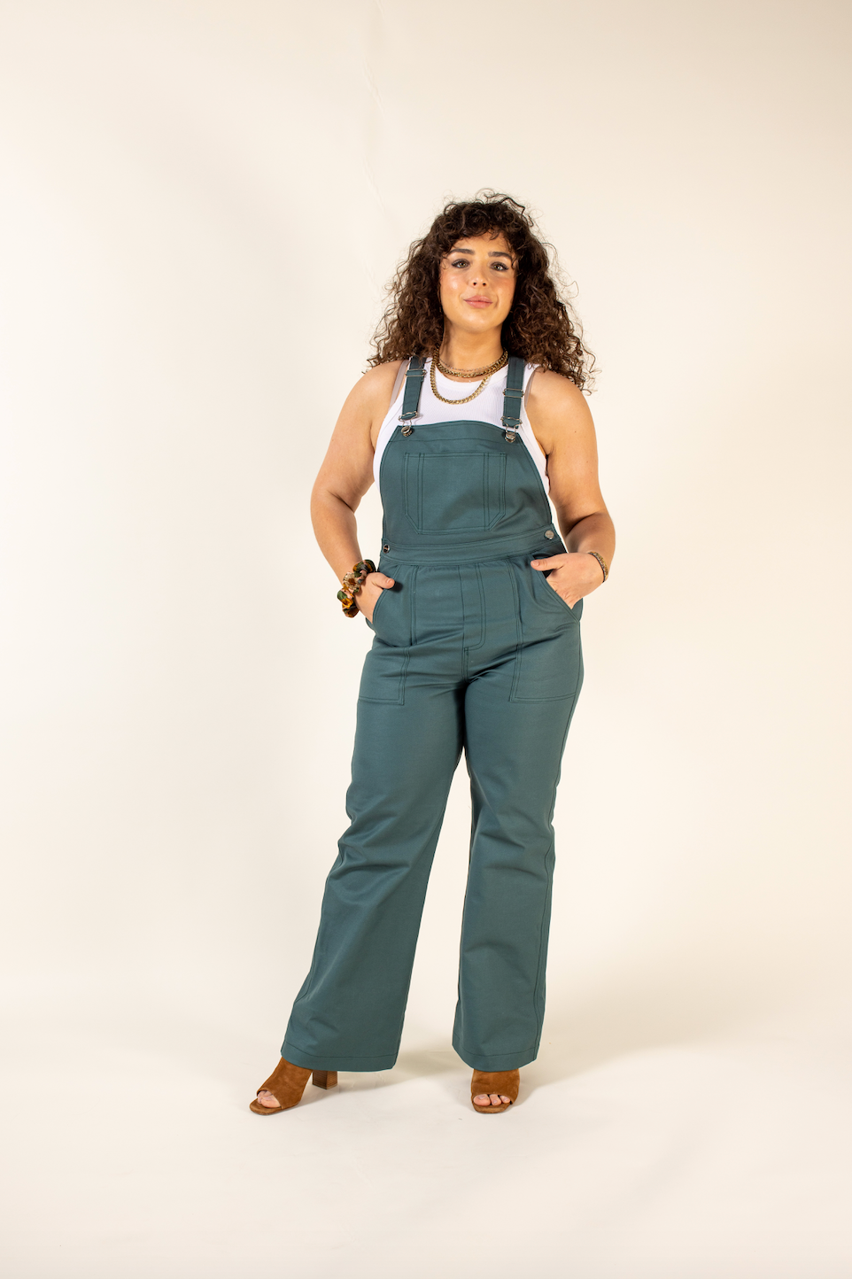 Salopette workwear fabriquée avec des tissus upcyclés en France. Salopette coupe évasée. Grande taille