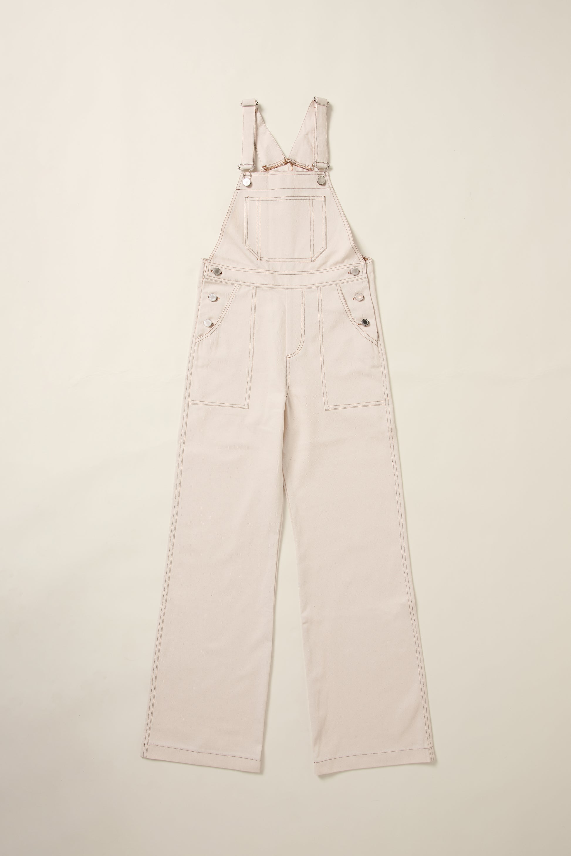 Une salopette dancing queen creme, en jean en aplat.